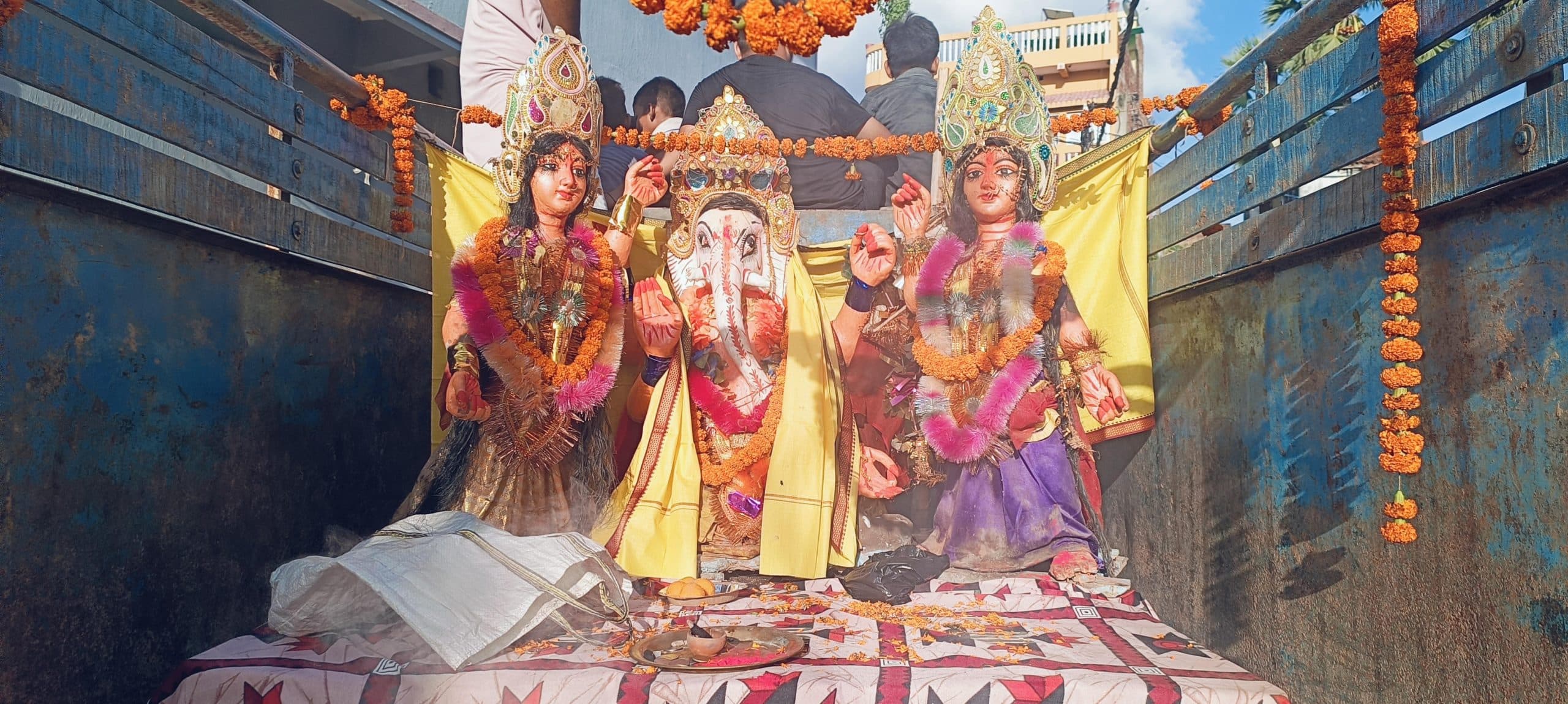 धमौल में गणेश प्रतिमा स्थापित कर परंपरा के साथ हो रही पूजा-अर्चना