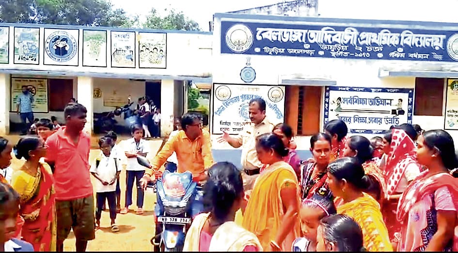 प्राइमरी स्कूल के मिड डे मील में पक रहा था मांस, सड़ांध से दर्जनों छात्र बीमार, हेडमास्टर का घेराव