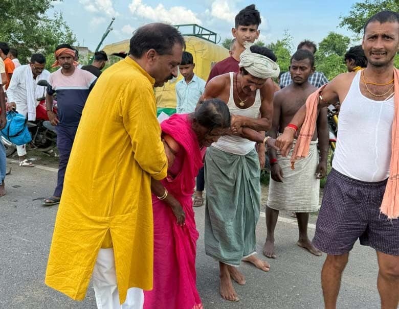 पहिया फटने से अनियंत्रित हुई कार, पांच लोग जख्मी