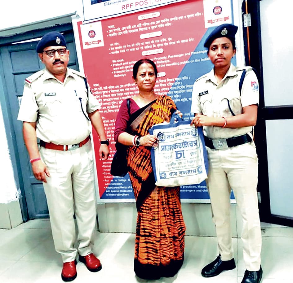 बांकुड़ा : आरपीएफ ने यात्री का खोया बैग वापस लौटाया