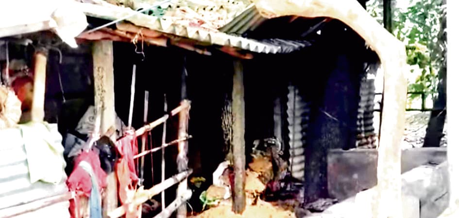 घर में सो रहे थे लोग, गेट पर ताला जड़ लगा दी आग, महिला की मौत