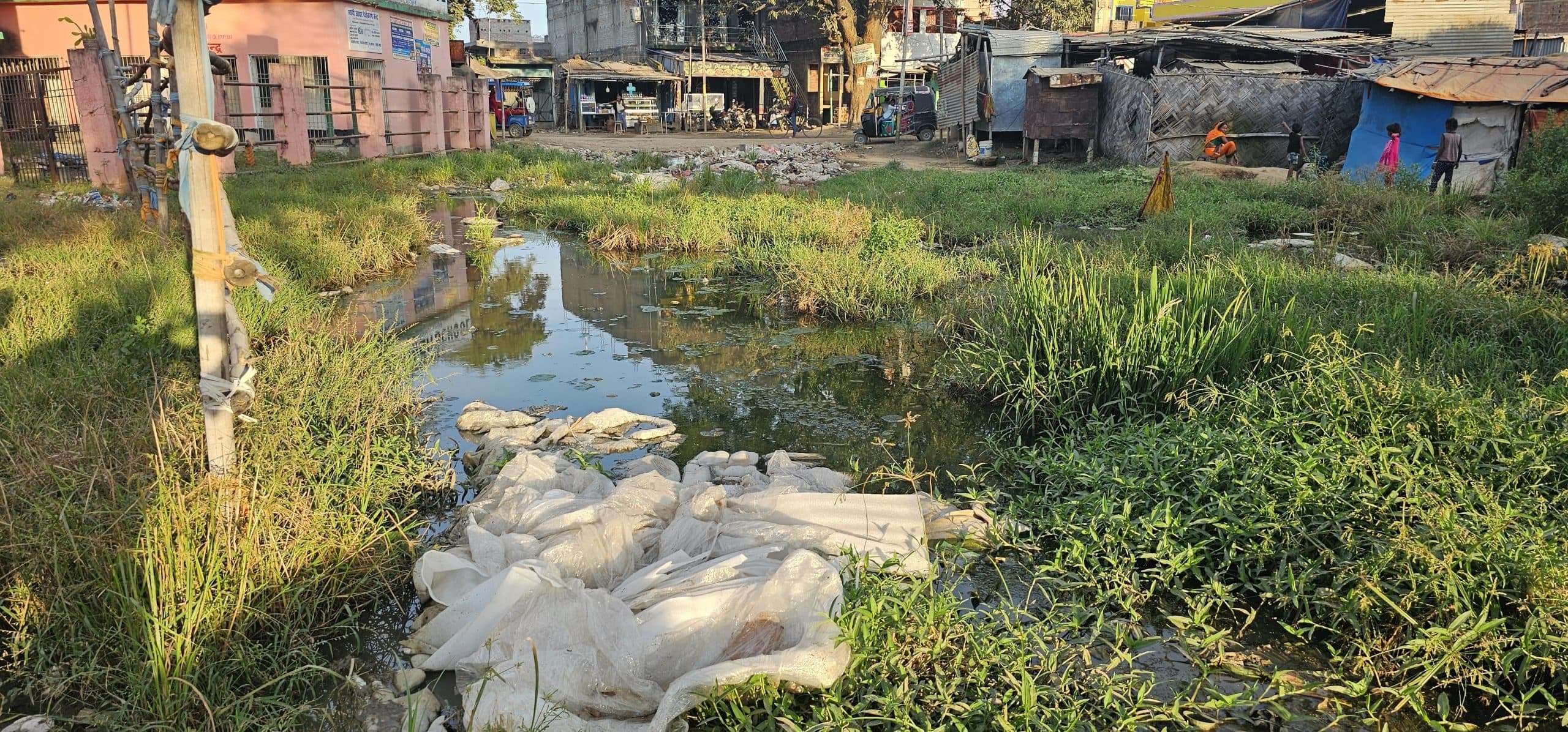 स्कूल की भूमि पर फेंका जा रहा कचरा, जलजमाव से बच्चों का स्वास्थ्य खतरे में