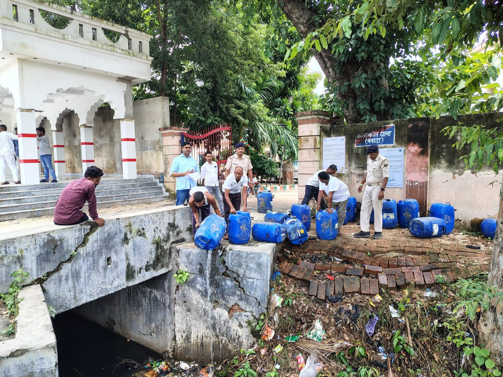कौआकोल थाने में जब्त महुआ शराब को किया गया नष्ट
