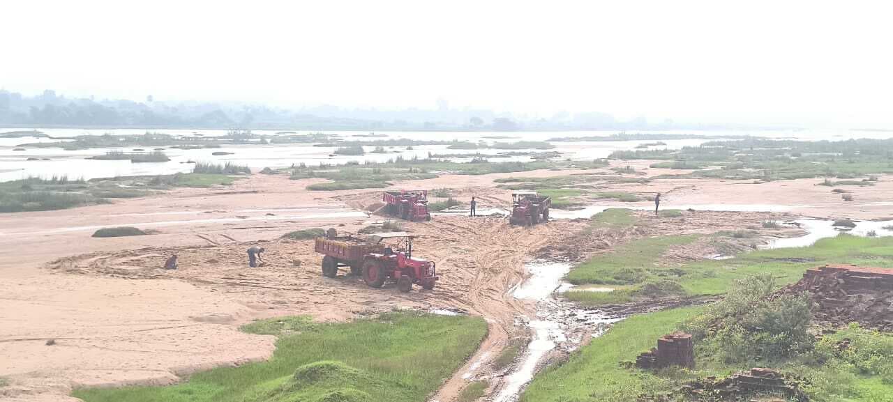 रोक के बावजूद नदियों से धड़ल्ले से हो रहा बालू का अवैध खनन