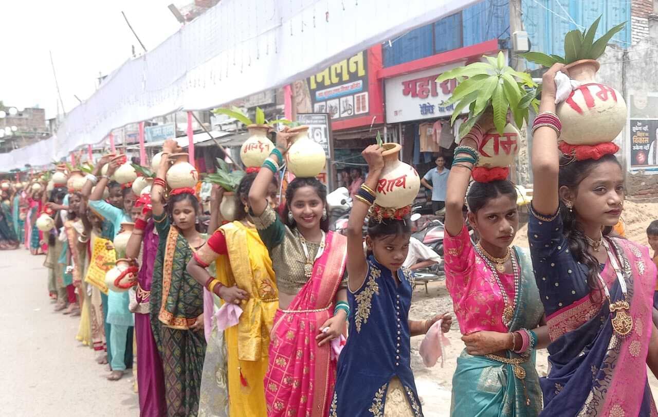 Madhubani News : गणेश पूजनोत्सव के लिए 501 कन्याओं ने निकाली शोभायात्रा