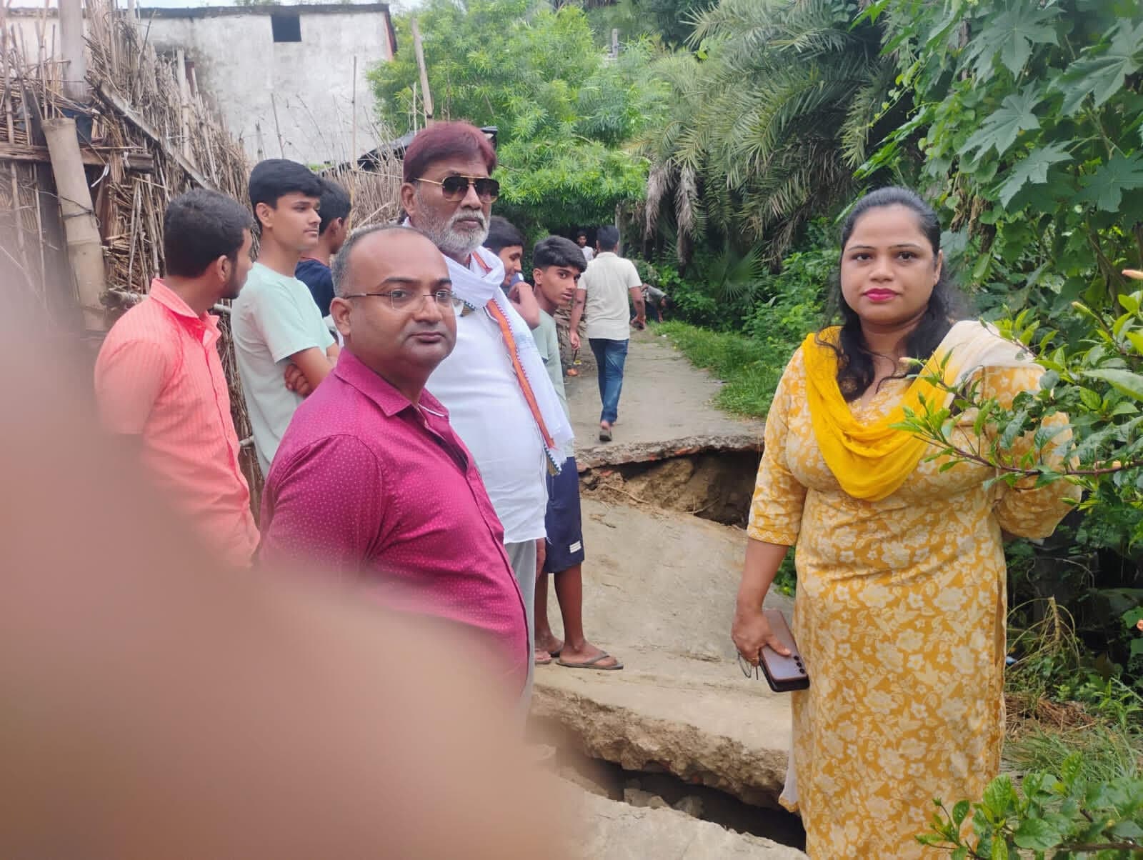 Darbhanga News: झमाझम बारिश में बीच से दरक गयी सड़क, स्कूली बच्चों संग फंसे राहगीर