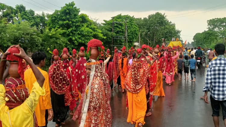 गणेश पूजा को लेकर निकाली गयी कलश शोभायात्रा