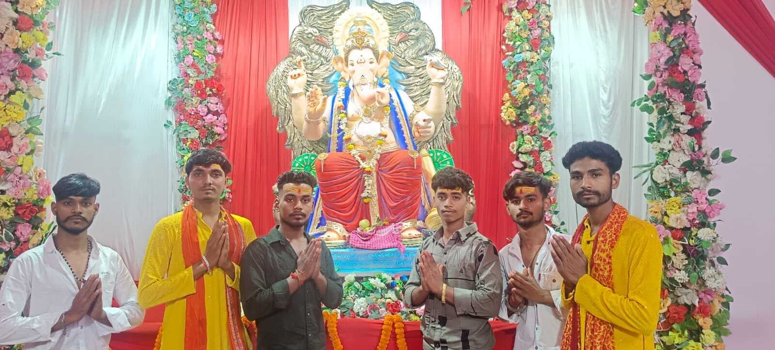 Giridih news :गिरिडीह में गणेश पूजा की धूम, मंदिरों में उमड़ी भीड़, घरों में विराजे विघ्नहर्ता