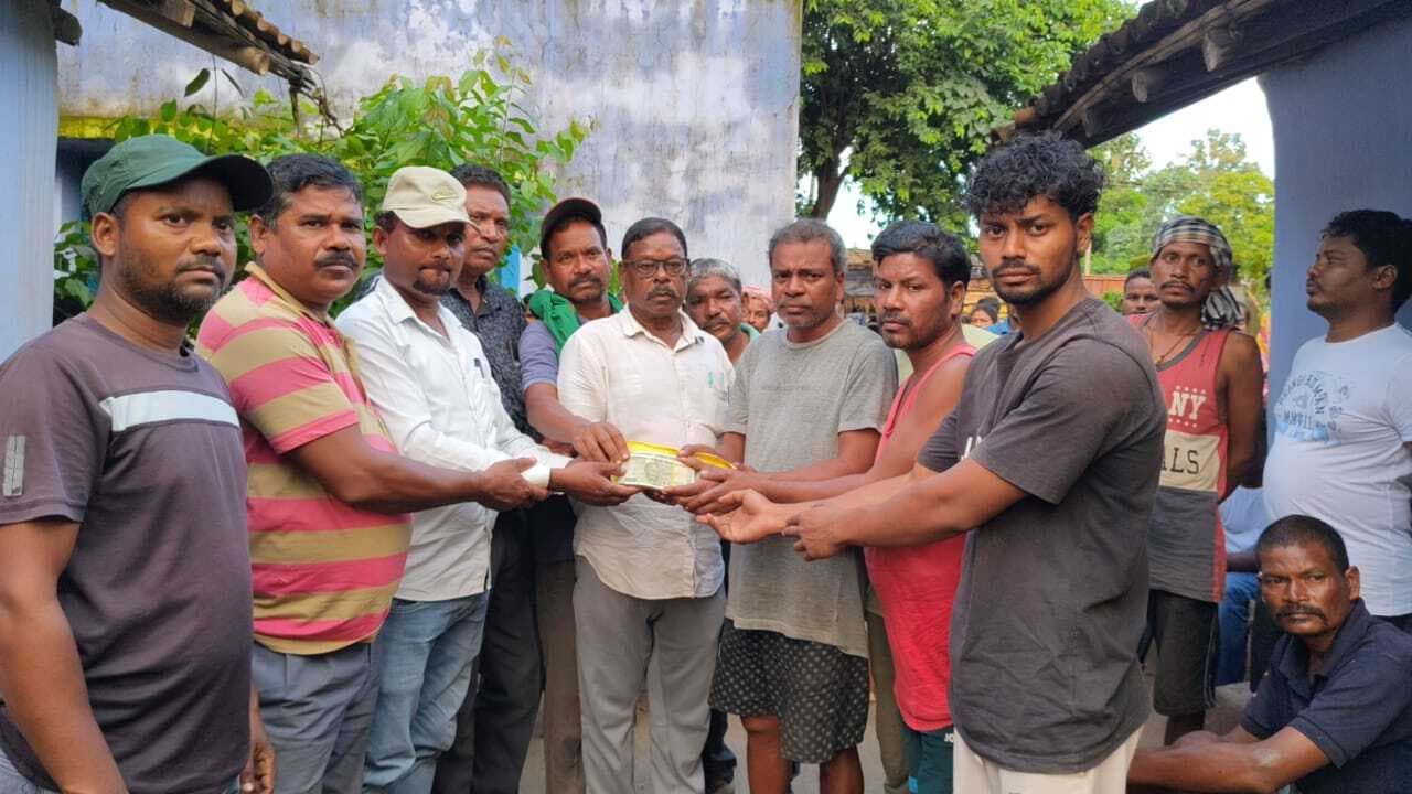 Chaibasa News : दुर्घटना में मृत महिला के परिजनों को   ट्रक ओनर एसोसिएशन ने मुआवजा दिया