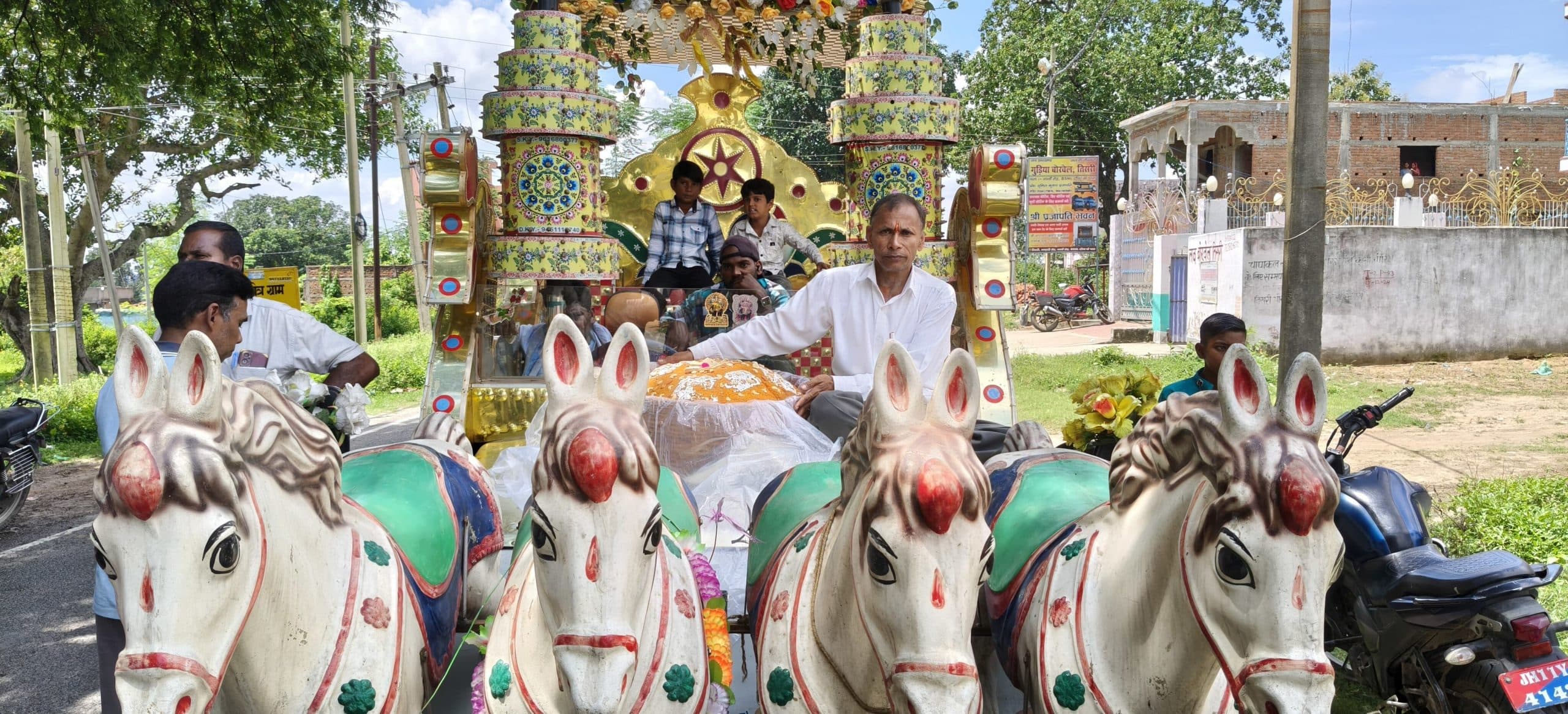 Giridih News :51 किलो के लड्डू के साथ गणपति को कराया नगर भ्रमण