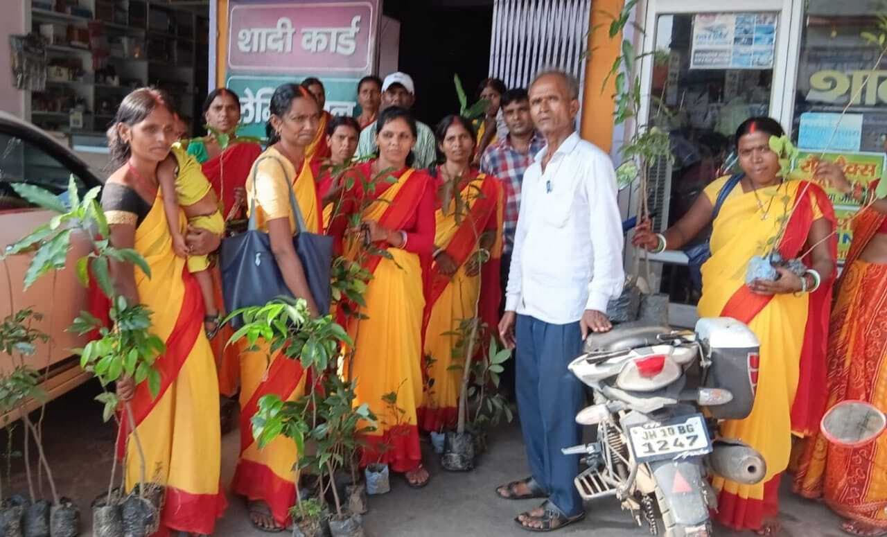 Giridih News :एकल विद्यालय के आचार्यों के बीच फलदार पौधों का वितरण