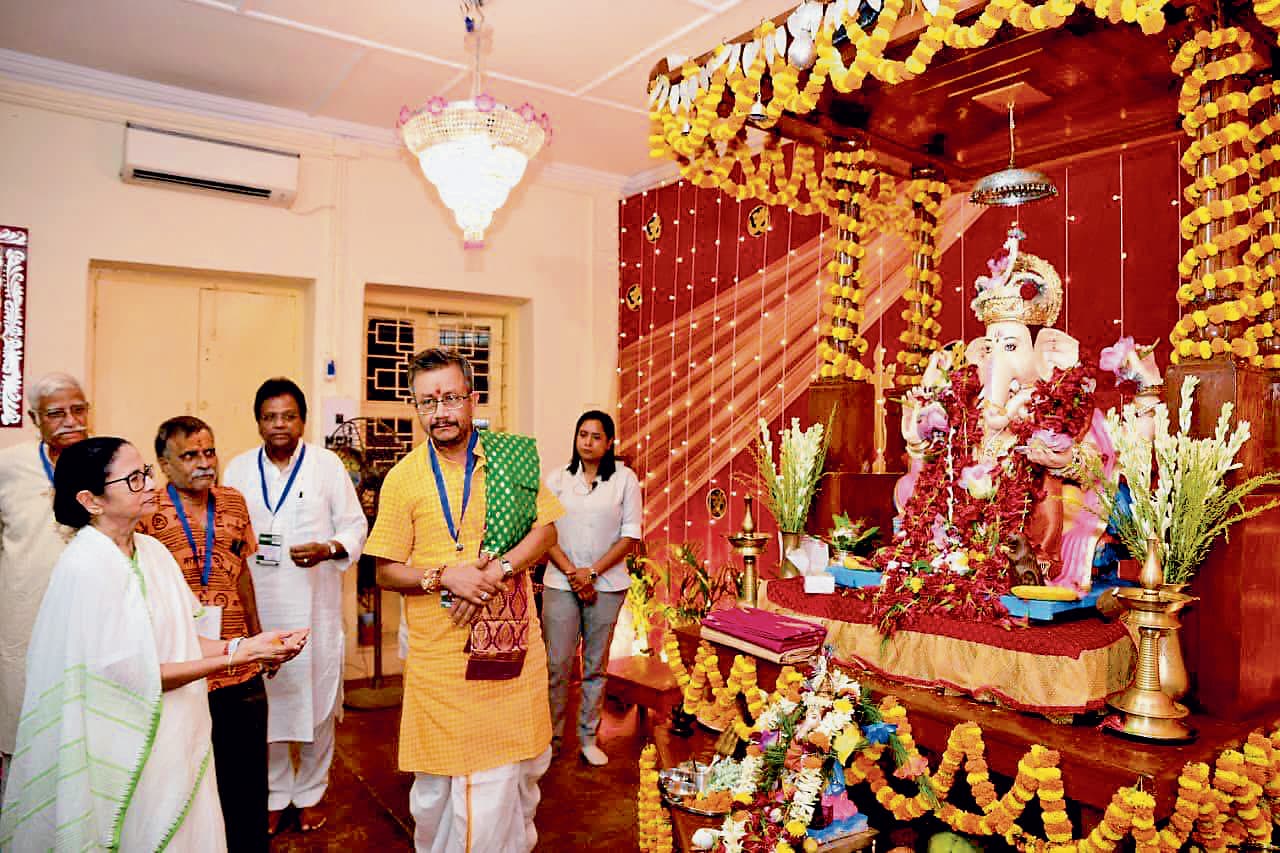 घृणा और विभाजन के कलंक से मुक्त हो मानव समाज : ममता