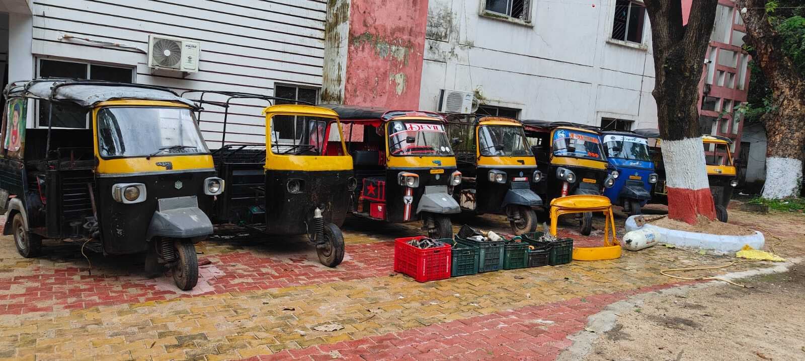 Jamshedpur News : कदमा : टेंपो चोरी गिरोह का भंडाफोड़, सरगना मो. रईस समेत तीन गिरफ्तार, ऐसे बदल देता था ऑटो का हुलिया और नंबर