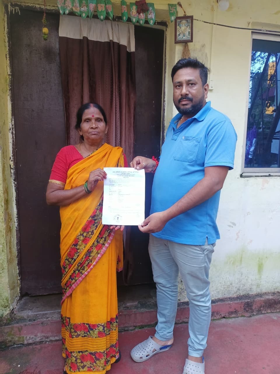 Jamshedpur News : बिष्टुपुर : भाजपा नेता ने रामदास भट्ठा में 10 लाभुकों को सौंपे पेंशन प्रमाणपत्र