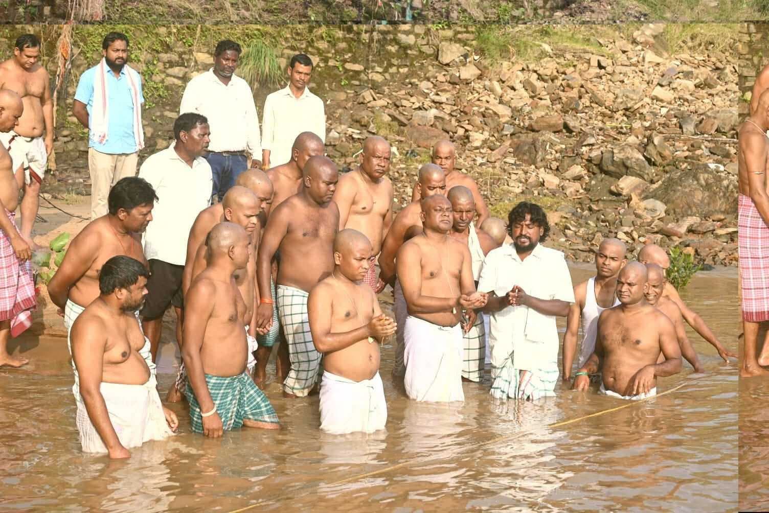 Jamshedpur News : रजरप्पा के तुपुनई घाट में रामदास सोरेन की अस्थि का हुआ विसर्जन, 29 को श्राद्ध भोज