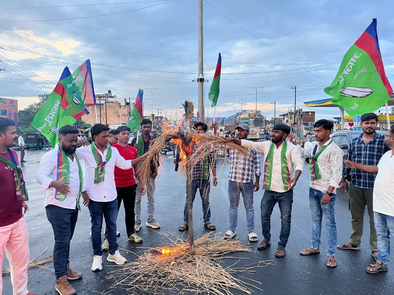 Dhanbad News: विवि विधेयक के खिलाफ आजसू ने सीएम व शिक्षा मंत्री का पुतला दहन