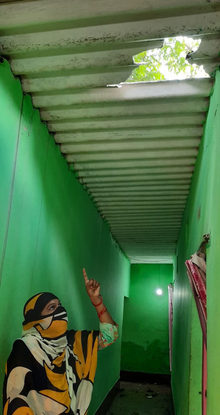 Dhanbad News: हैवी ब्लास्टिंग से उड़े बोल्डर से घर की छत क्षतिग्रस्त