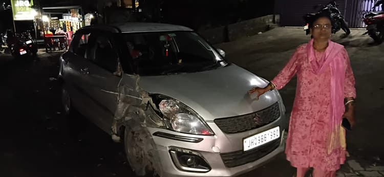 Bokaro News : हाइवा ने कार में मारी टक्कर, बाल-बाल बचे कार सवार