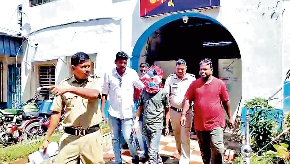 यूपी का व्यवसायी हथियार के साथ अरेस्ट