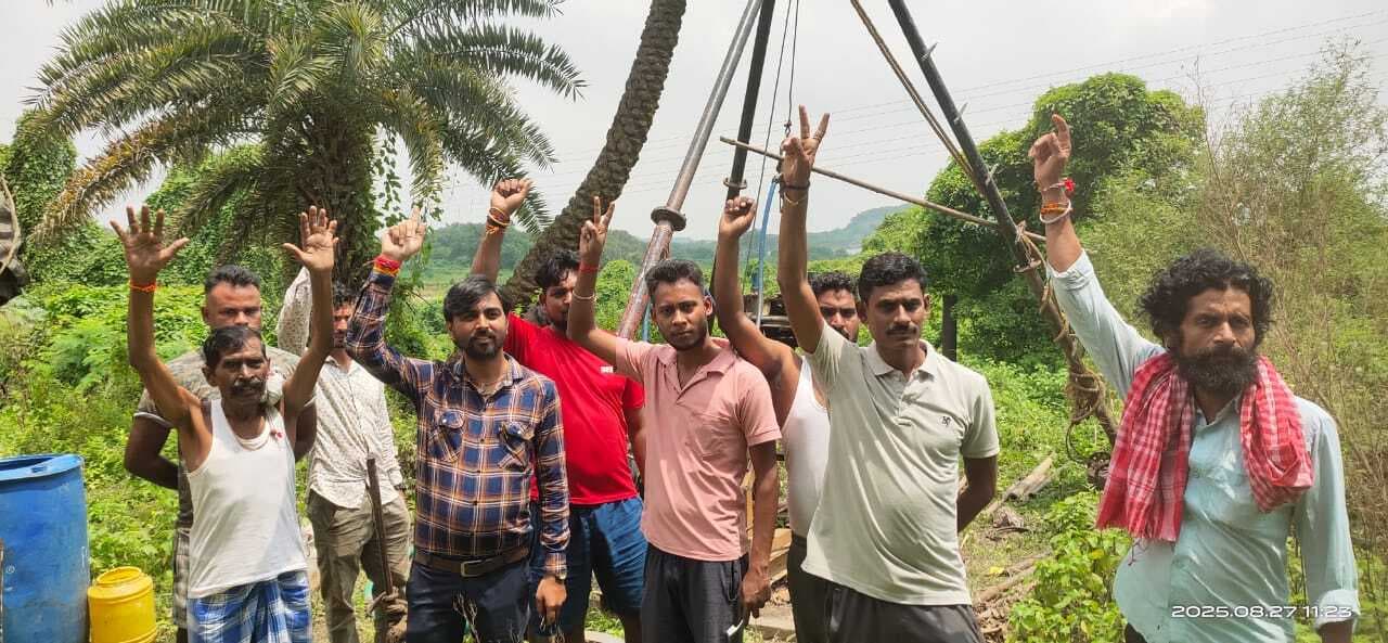 Dhanbad News: स्वायल टेस्टिंग करने पहुंचे ठेका कर्मी, ग्रामीणों ने काम रोका