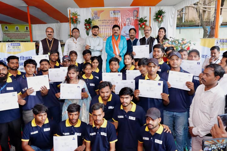 Dhanbad News: कोयला राज्यमंत्री ने किया एमएसडीआइ-थ्री का उद्घाटन व ई-रिक्शा का वितरण