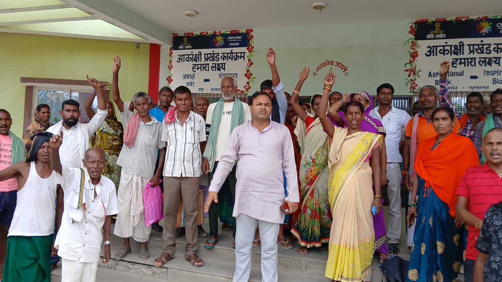 Bhagalpur news बाढ़ मुआवजा नहीं मिलने पर प्रखंड परिसर में धरना