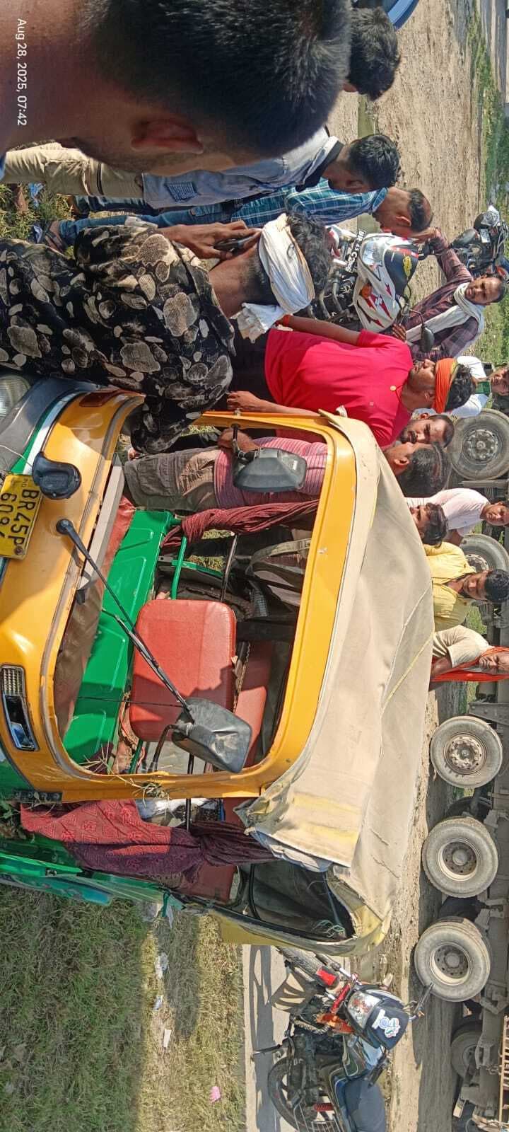 मोहनिया में सीएनजी ऑटो पलटा, तीन यात्री घायल