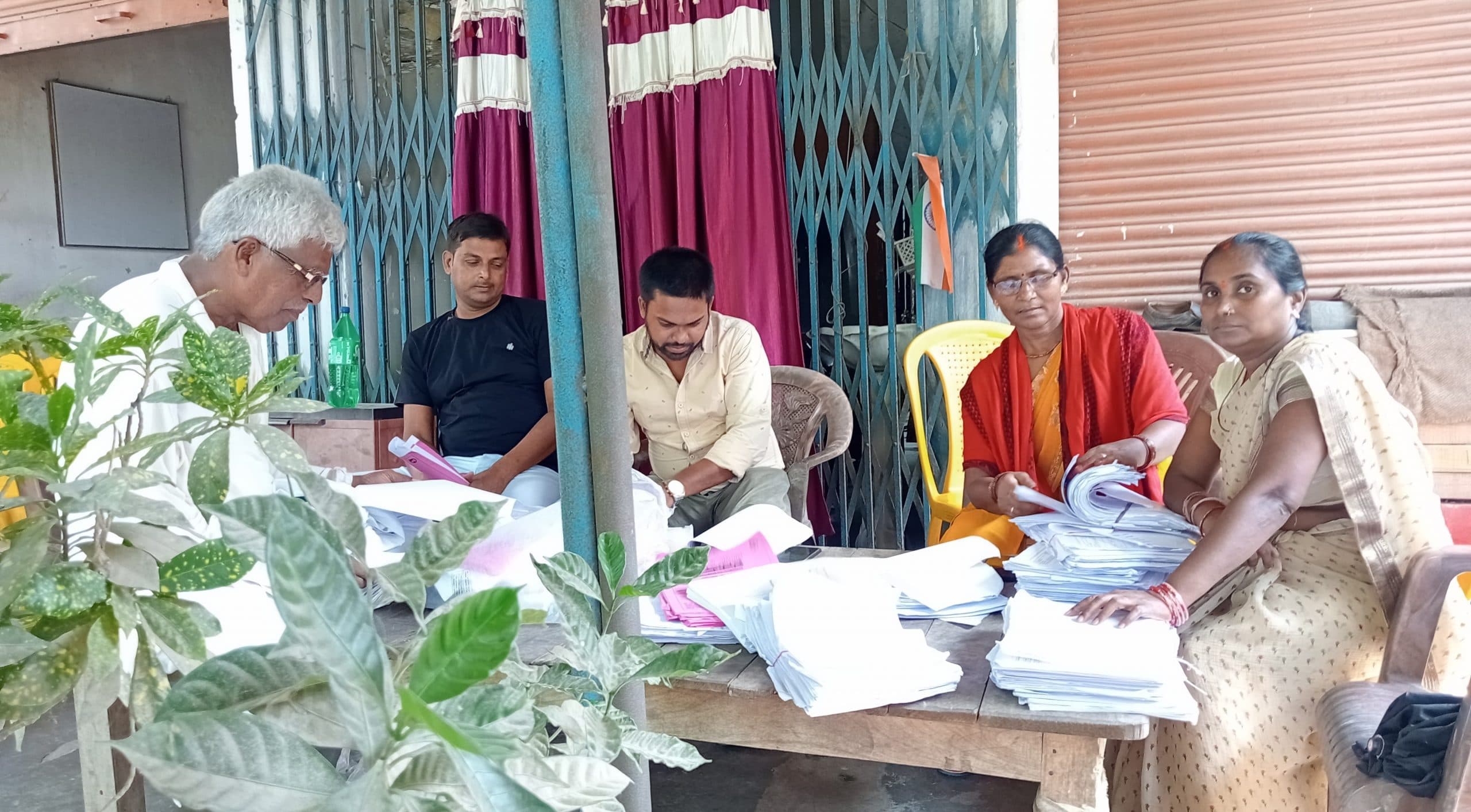 राजस्व महा अभियान में घर-घर पहुंच रहे राजस्व कर्मी