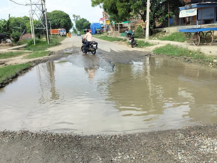 सिसौड़ा गांव की मुख्य सड़क पर बह रहा नाले का पानी