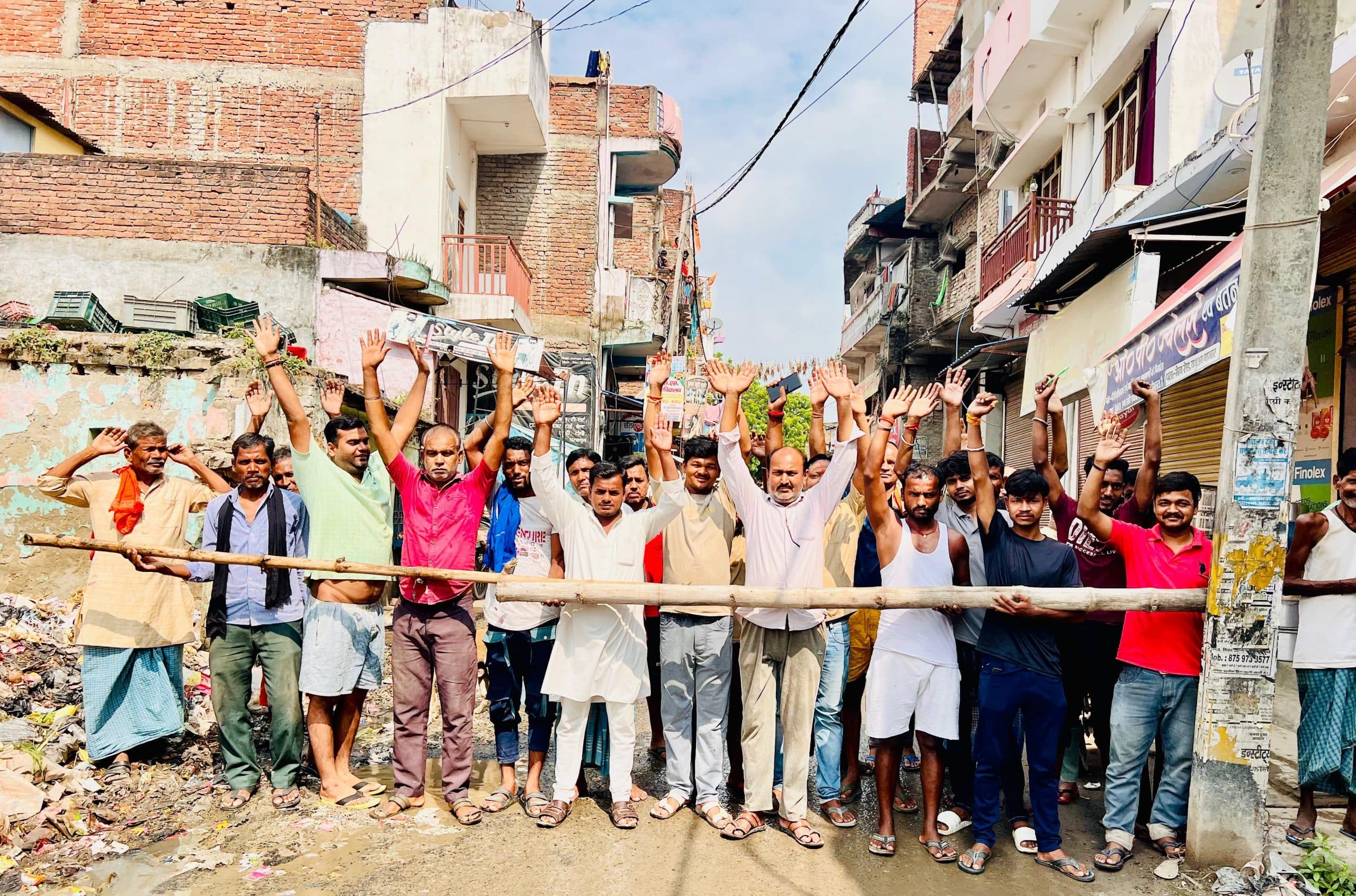 बथुआ बाजार में नाले व सड़क की समस्या के खिलाफ फूटा गुस्सा, रोड जाम कर किया प्रदर्शन