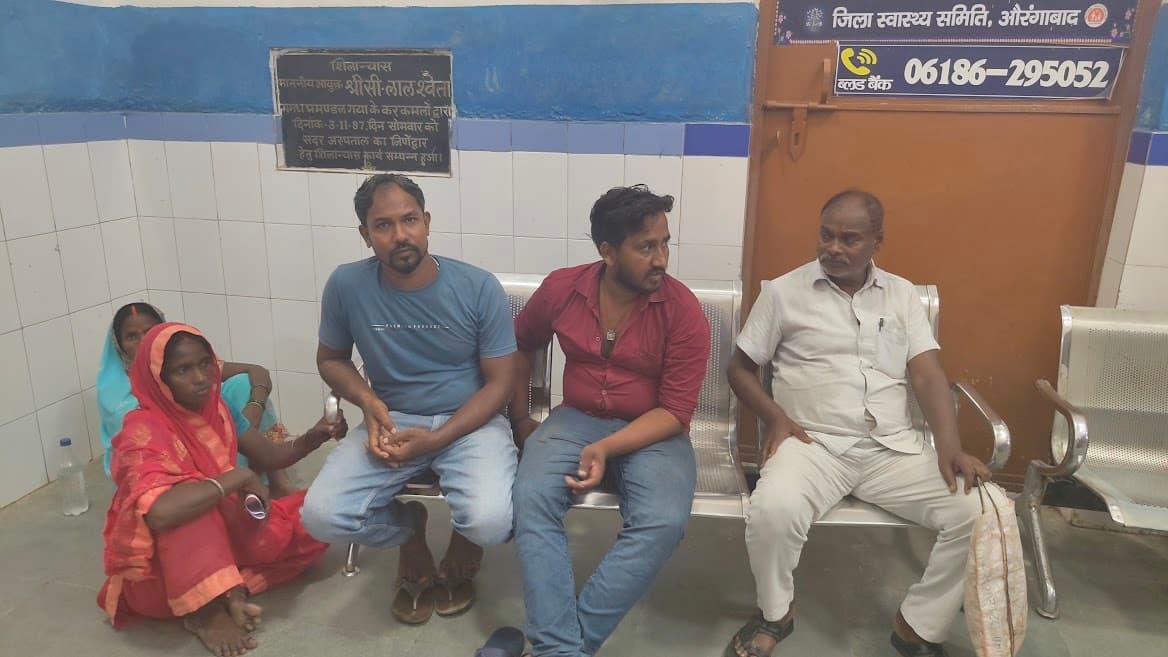 धान सोहनी के दौरान महिला के हाथ में चिपक गया विषैला सांप, काटने से महिला मरी