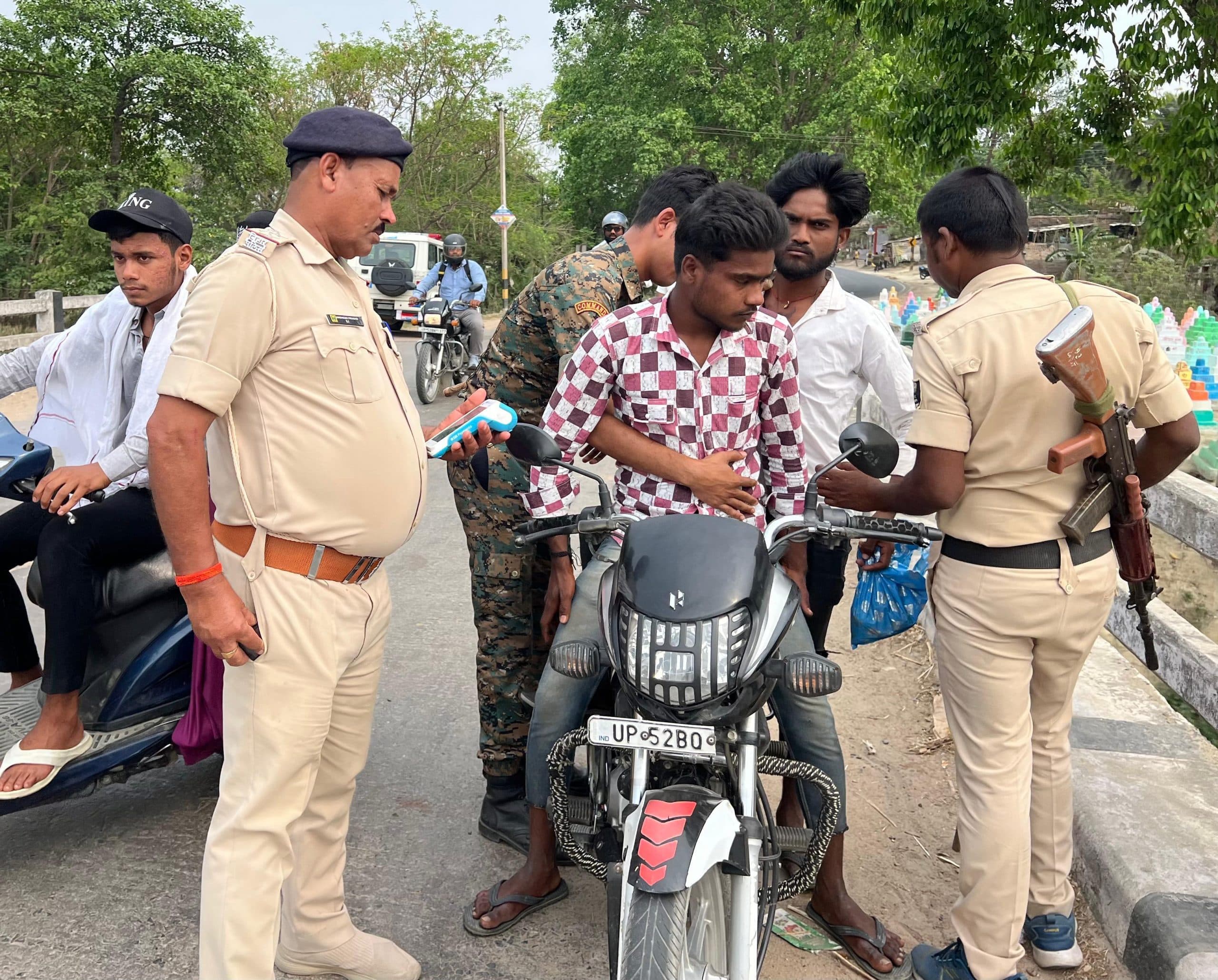 फुलवरिया में क्राइम कंट्रोल के लिए वाहनों से लेकर बैंकों तक हुई जांच