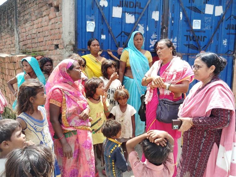 डायन बता कर हत्या मामले में जांच के लिए पहुंचे एडवा के अधिकारी