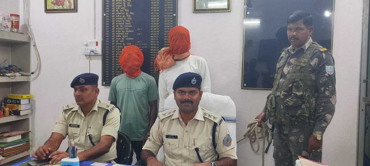 हथियार और गोली के साथ दो धराये