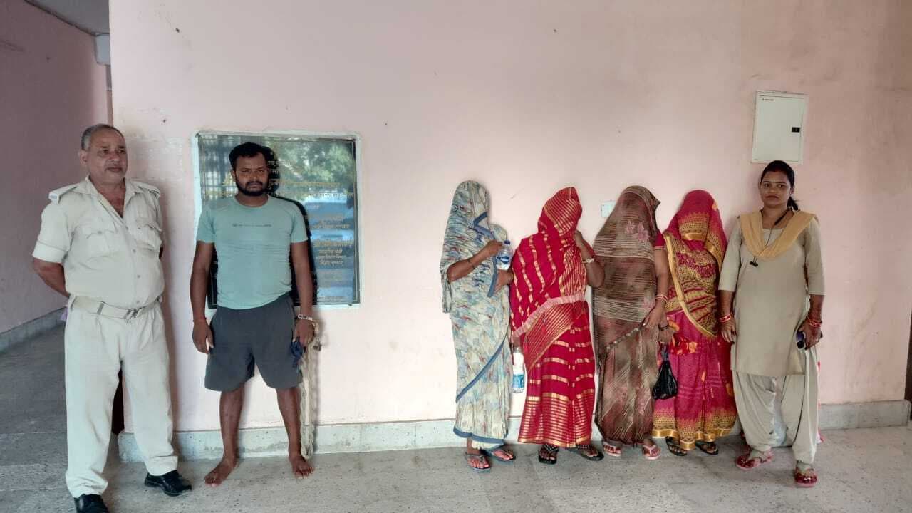 शराब के साथ चार महिला तस्कर गिरफ्तार, एक शराबी धराया