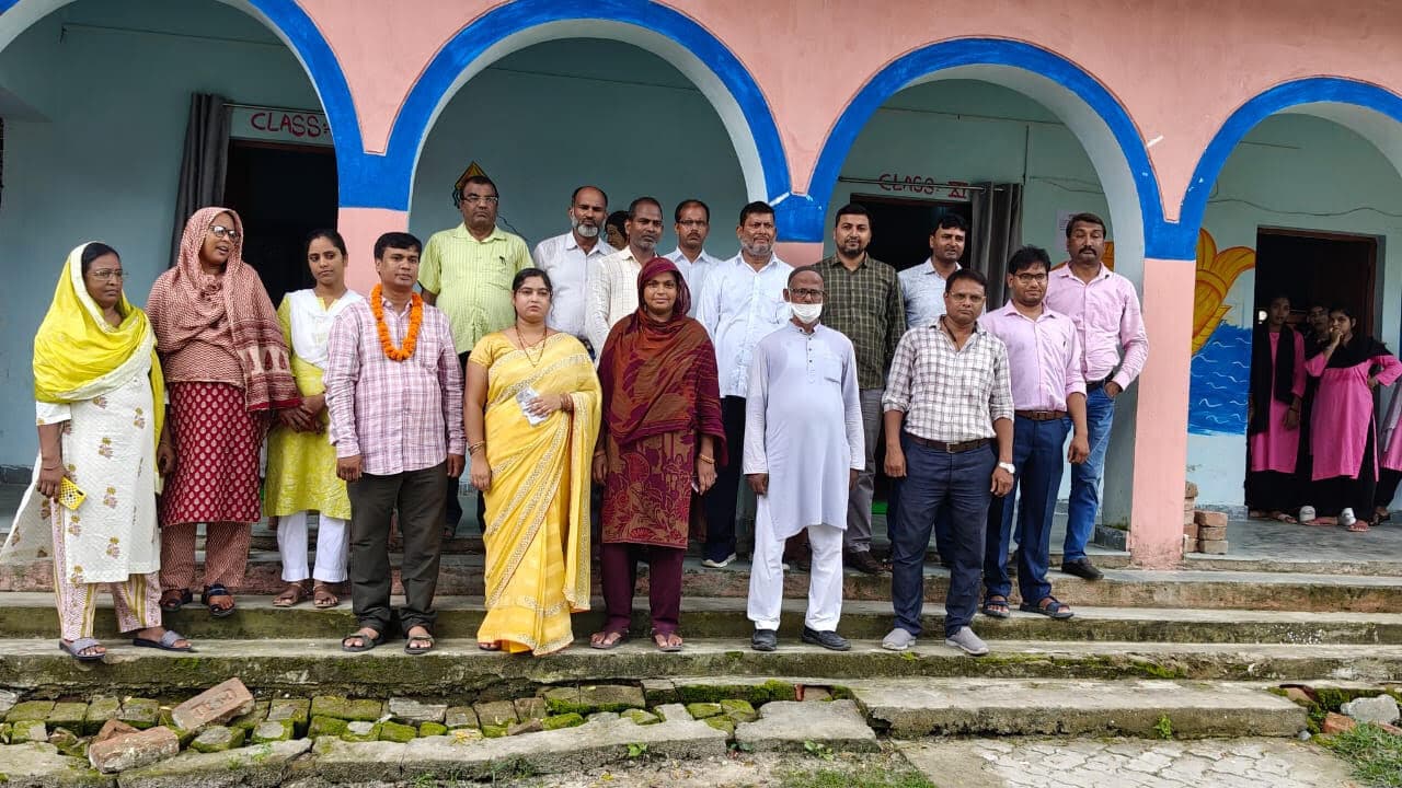 शिक्षक को स्थानांतरण पर दी विदाई