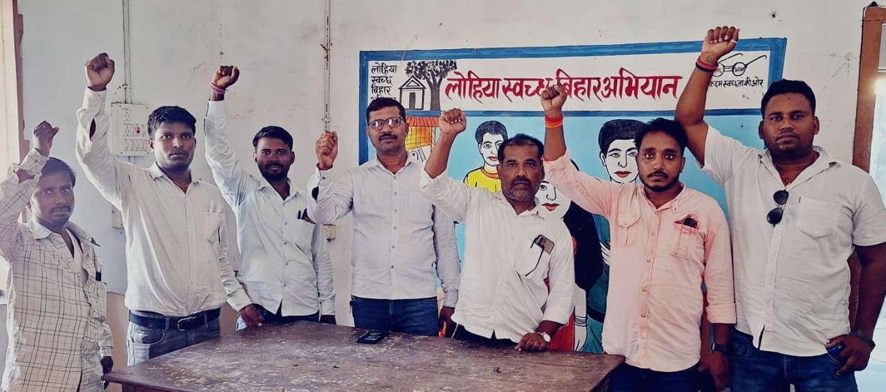 स्थायीकरण सहित आठ सूत्री मांगों को लेकर स्वच्छता कर्मी व पर्यवेक्षक हड़ताल पर