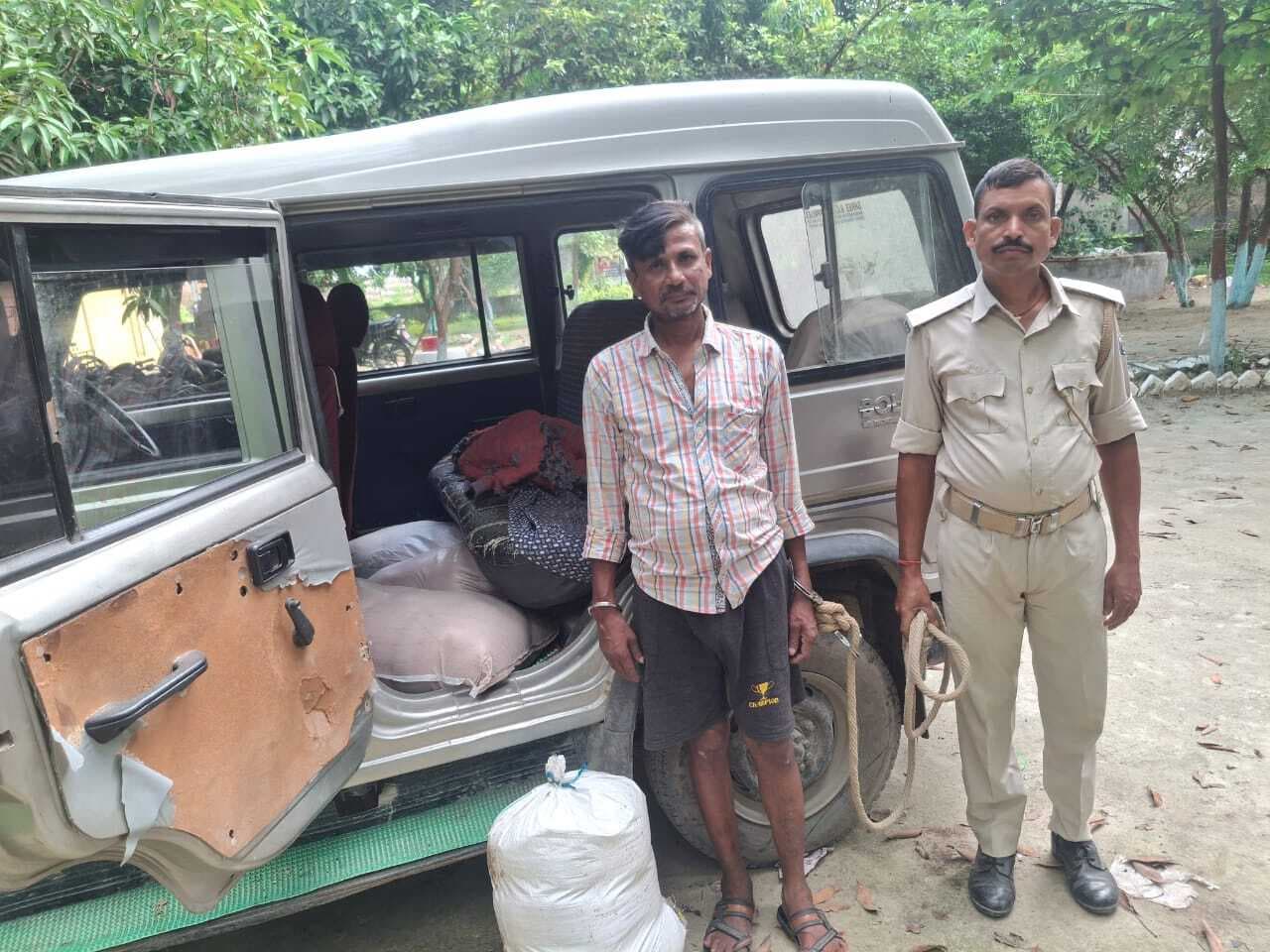 Motihari: चुलाई शराब व बोलेरो जब्त, तस्कर गिरफ्तार