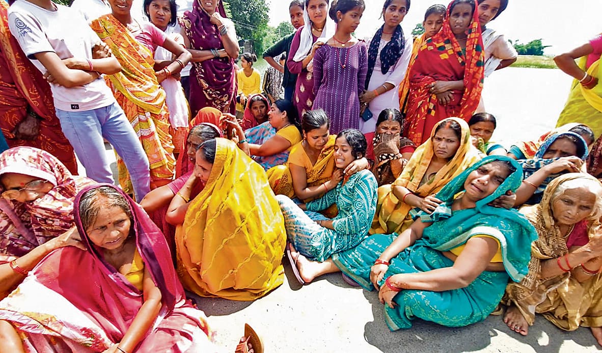 Jehanabad News : पब्लिक स्कूल के खटारे बस ने ले ली मासूम छात्र की जान, बस में की तोड़फोड़ और सड़क जाम