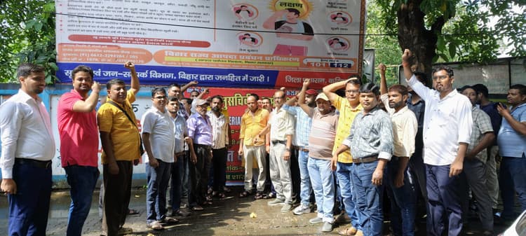 मांगों के समर्थन में लिपिक हड़ताल पर, अनुंडल कार्यलय के बाहर प्रदर्शन