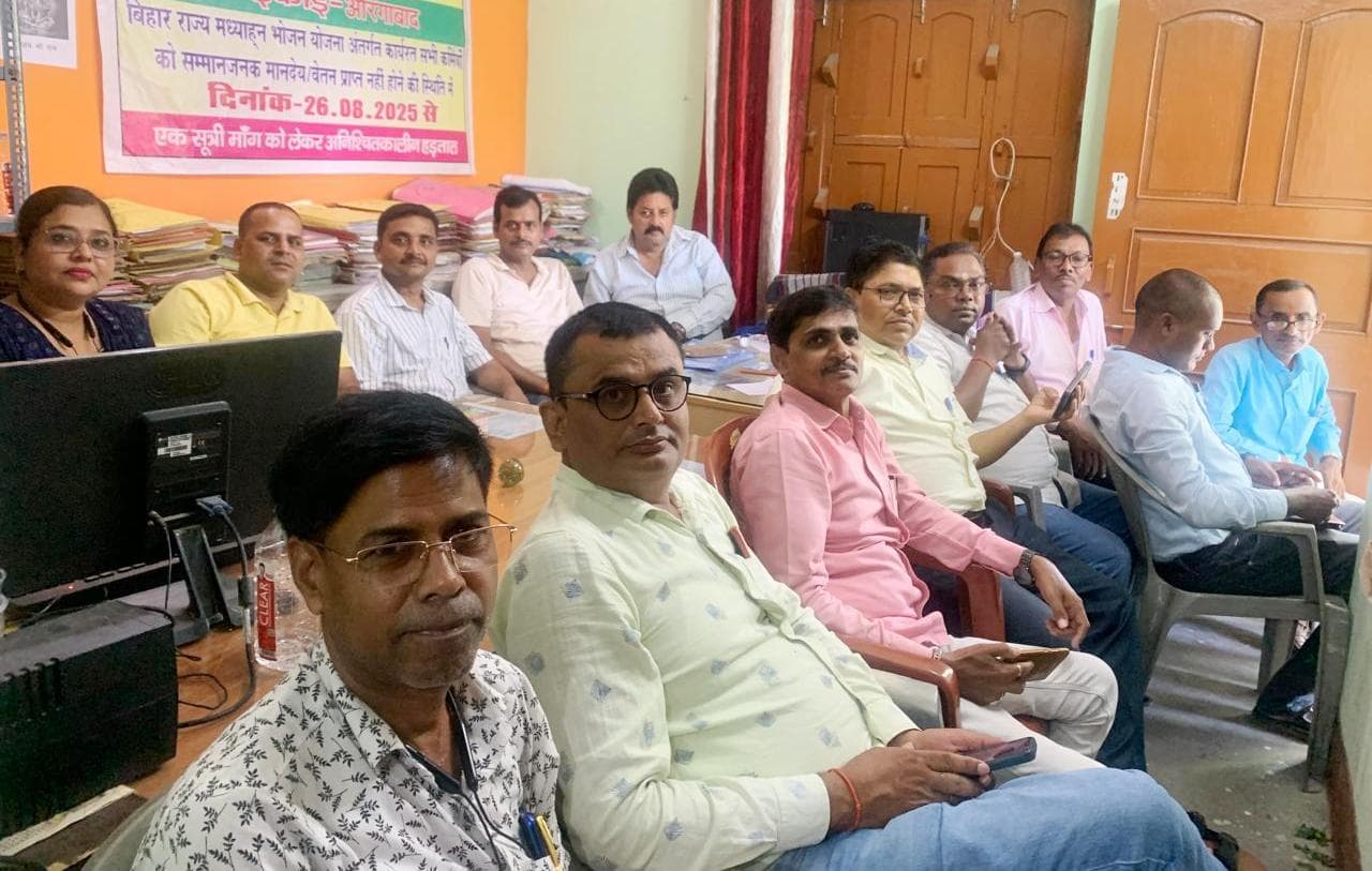 मानदेय बढ़ोतरी की मांग को लेकर तीसरे दिन भी हड़ताल पर रहे एमडीएम कर्मचारी