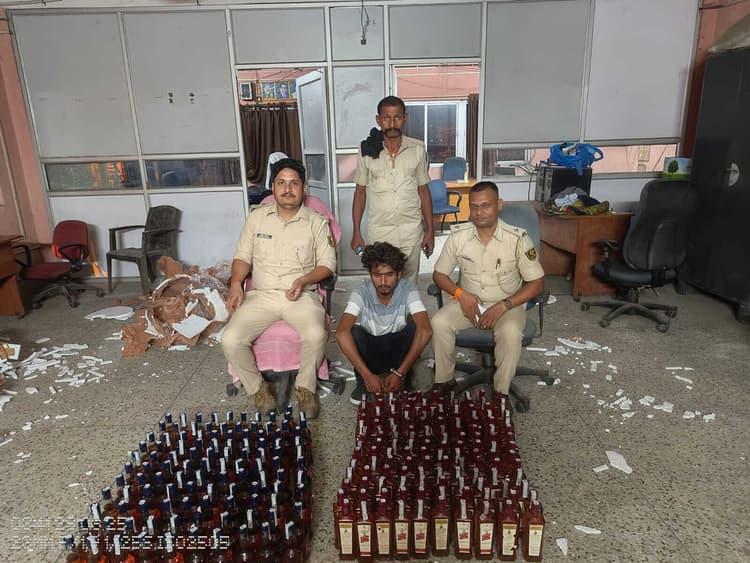 प्लास्टिक के रोल में छुपाकर ले जा रहे 250 बोतल शराब जब्त, तस्कर भी गिरफ्तार