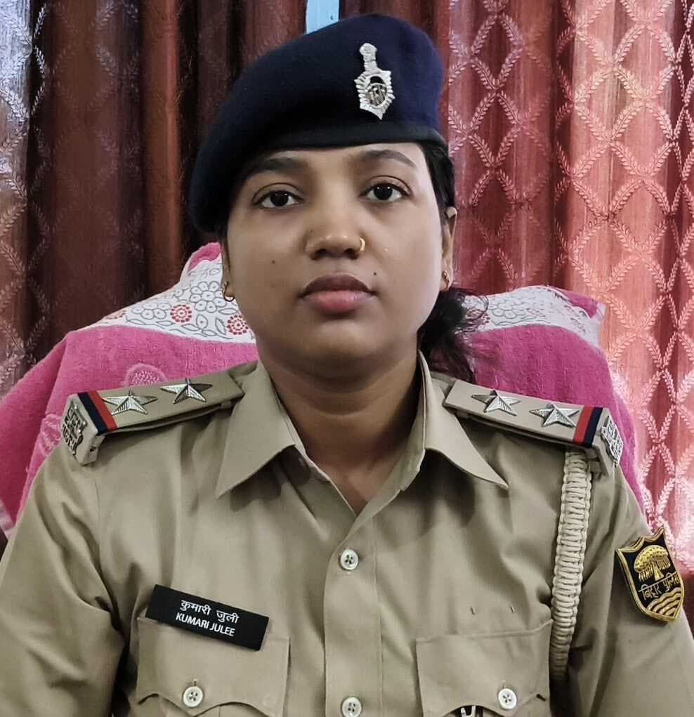 सालमारी थाना अध्यक्ष बनीं कुमारी जुली, लिया पदभार