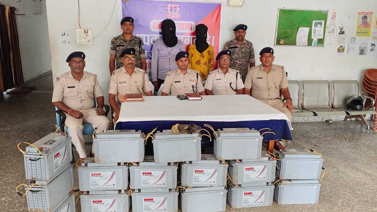 Dhanbad News : राजकीय पॉलिटेक्निक से चुरायी गयी 16 बैटरियां कचरा गोदाम से बरामद, दो गिरफ्तार