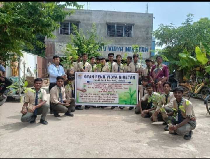 विद्यार्थियों ने पौधरोपण करने का लिया संकल्प