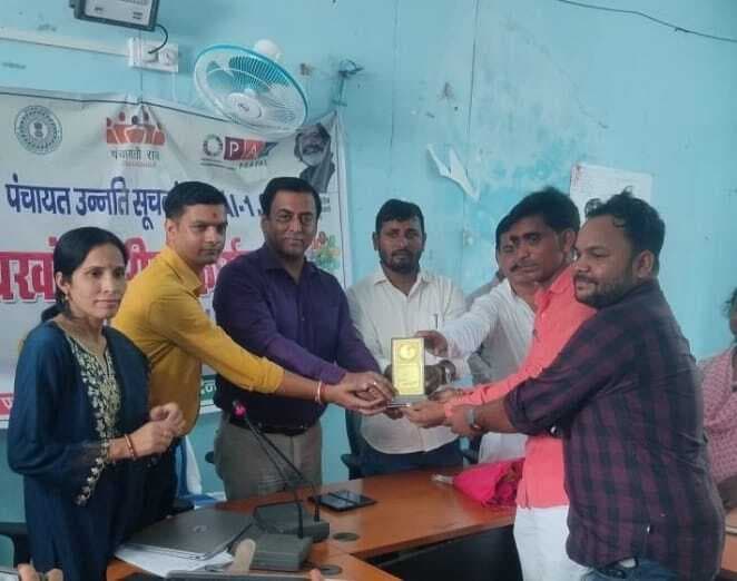 Deoghar News : पंचायत उन्नति सूचकांक में उत्कृष्ट प्रदर्शन करने वाले प्रखंड के तीन मुखिया सम्मानित