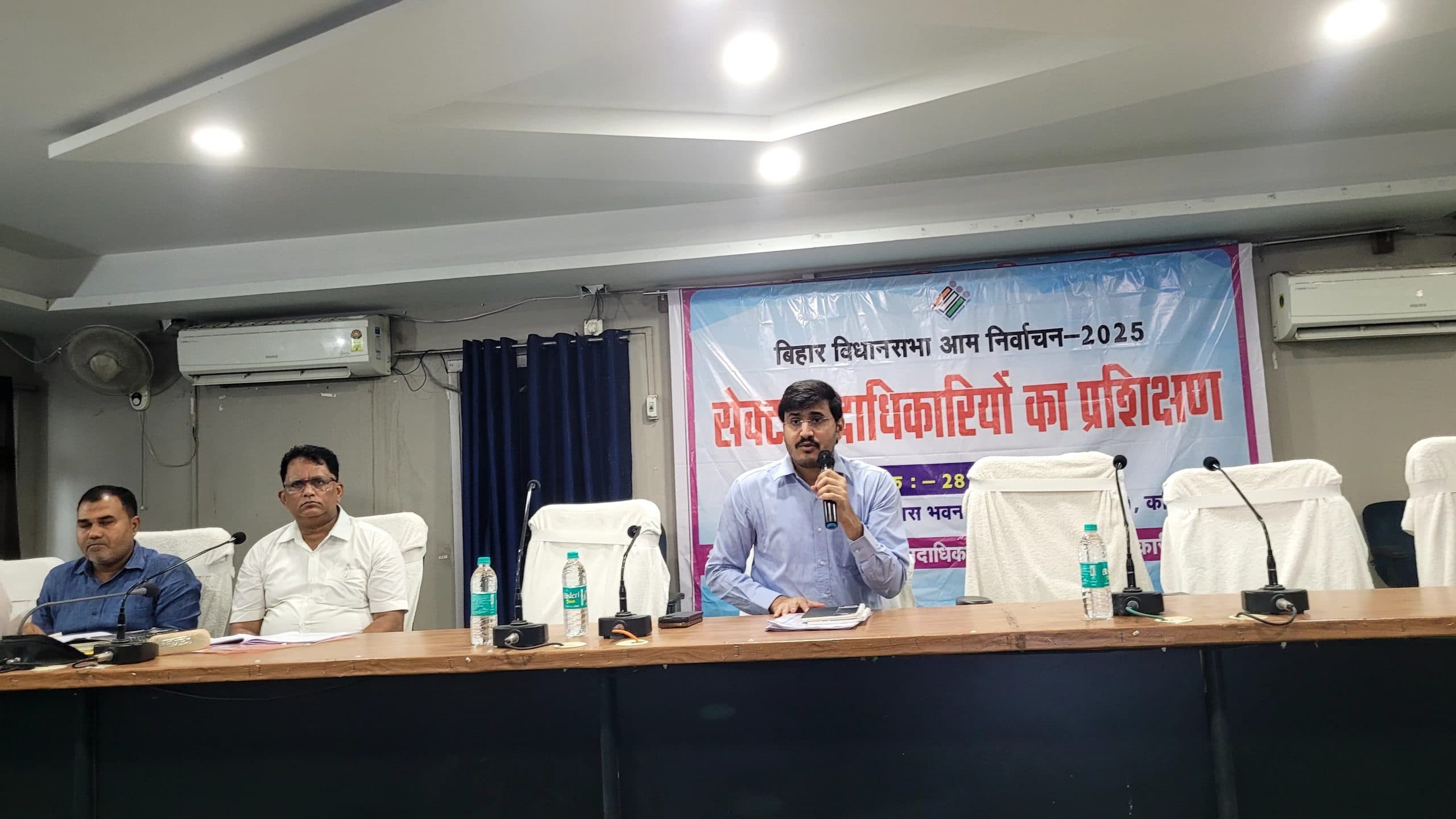 विधानसभा चुनाव: अपने क्षेत्र में कमजोर समूह को चिन्हित कर उनसे बातचीत करें: डीएम