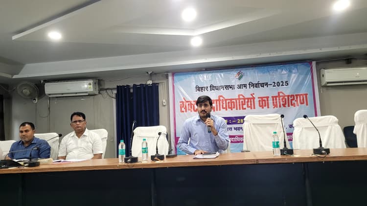 विधानसभा चुनाव: अपने क्षेत्र में कमजोर समूह को चिन्हित कर उनसे बातचीत करें: डीएम