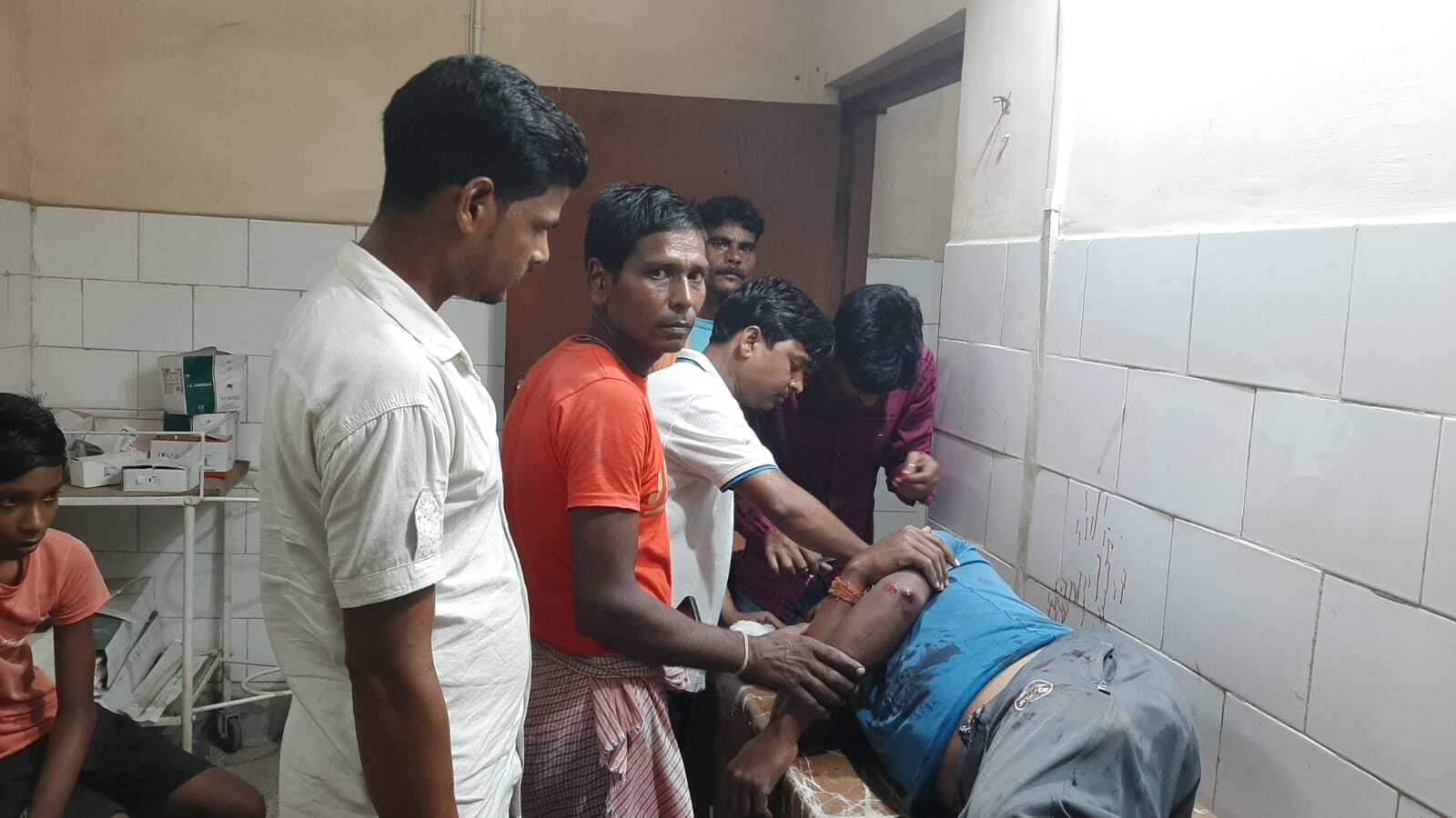 पोल से टकरा कर बाइक सवार घायल, रेफर