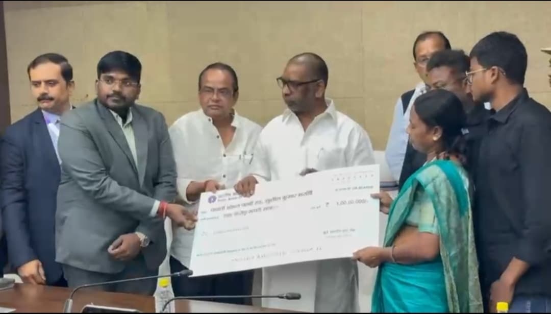 सीएम ने दिवंगत सुशील मरांडी के परिवार को दी एक करोड़ सहायता